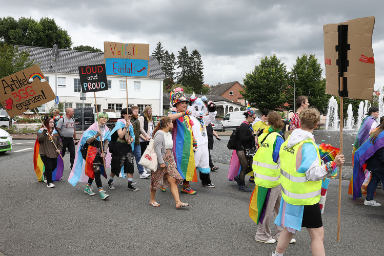 So schön bunt ist unsere Stadt: Hunderte Personen laufen beim CSD durch Gifhorn