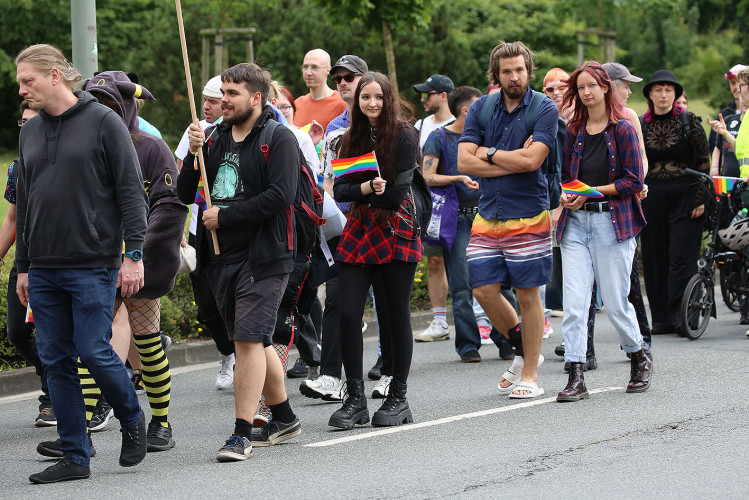 So schön bunt ist unsere Stadt: Hunderte Personen laufen beim CSD durch Gifhorn