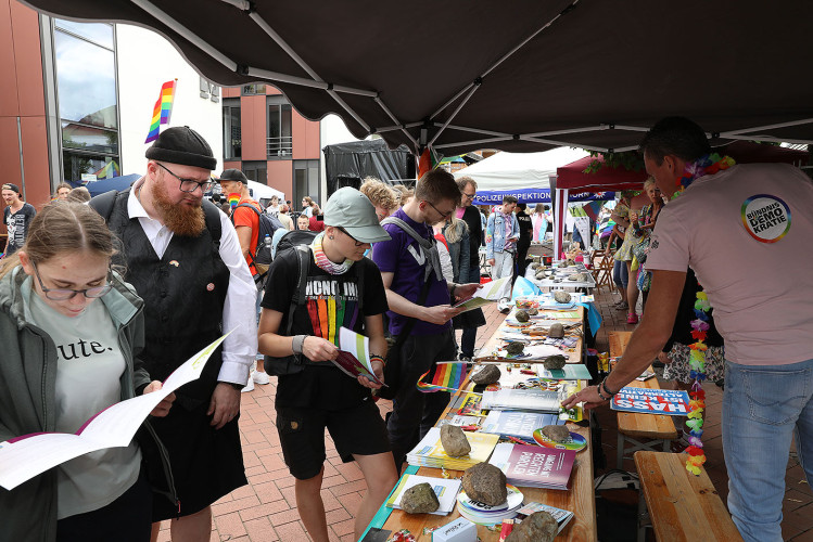 So schön bunt ist unsere Stadt: Hunderte Personen laufen beim CSD durch Gifhorn