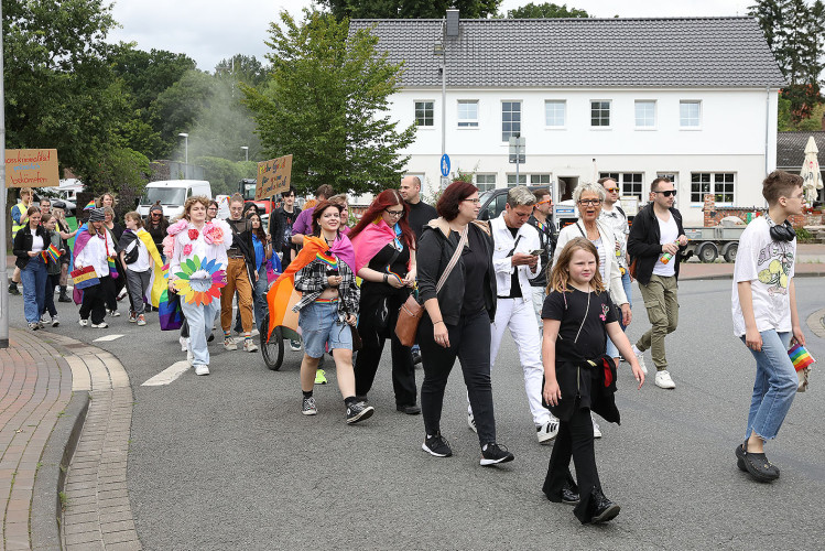 So schön bunt ist unsere Stadt: Hunderte Personen laufen beim CSD durch Gifhorn