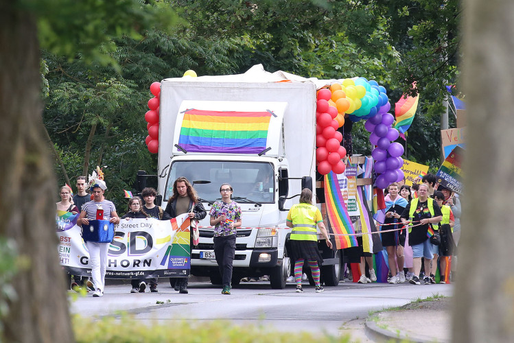 So schön bunt ist unsere Stadt: Hunderte Personen laufen beim CSD durch Gifhorn