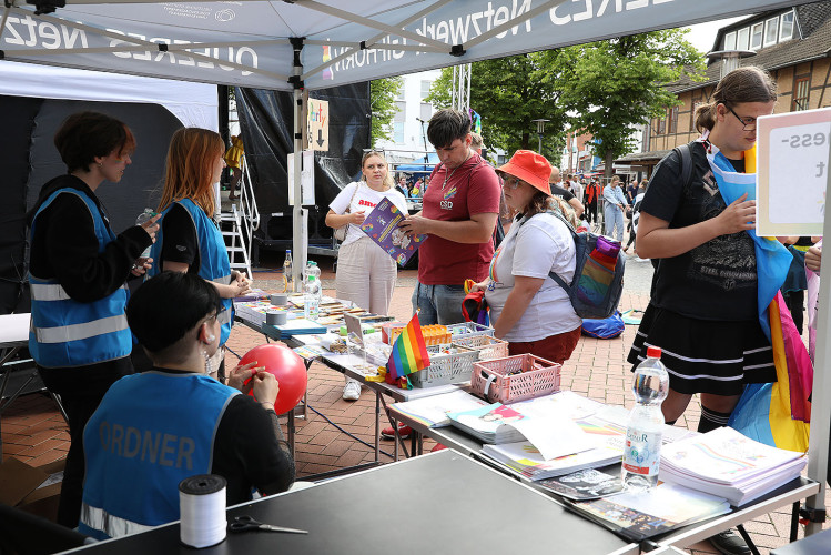 So schön bunt ist unsere Stadt: Hunderte Personen laufen beim CSD durch Gifhorn