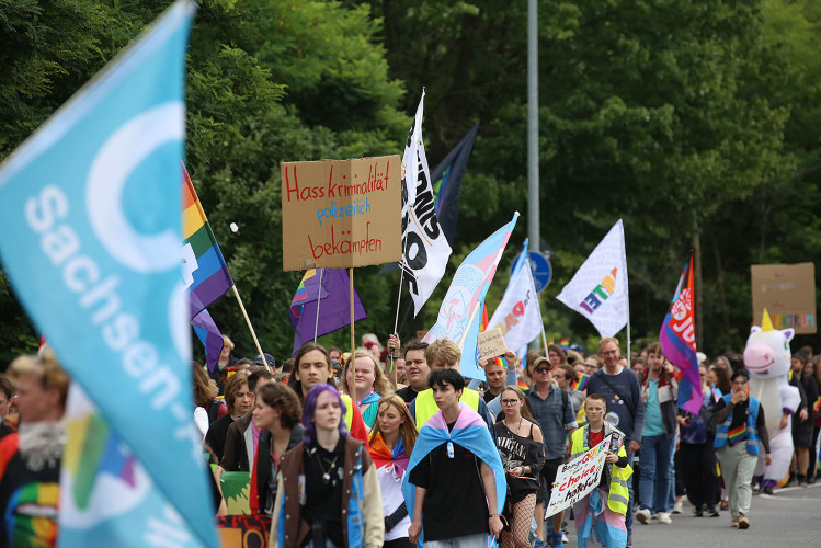 So schön bunt ist unsere Stadt: Hunderte Personen laufen beim CSD durch Gifhorn