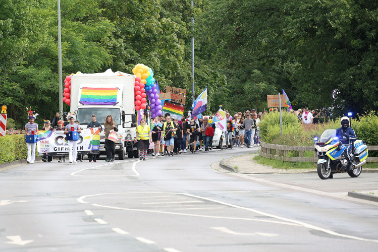 So schön bunt ist unsere Stadt: Hunderte Personen laufen beim CSD durch Gifhorn