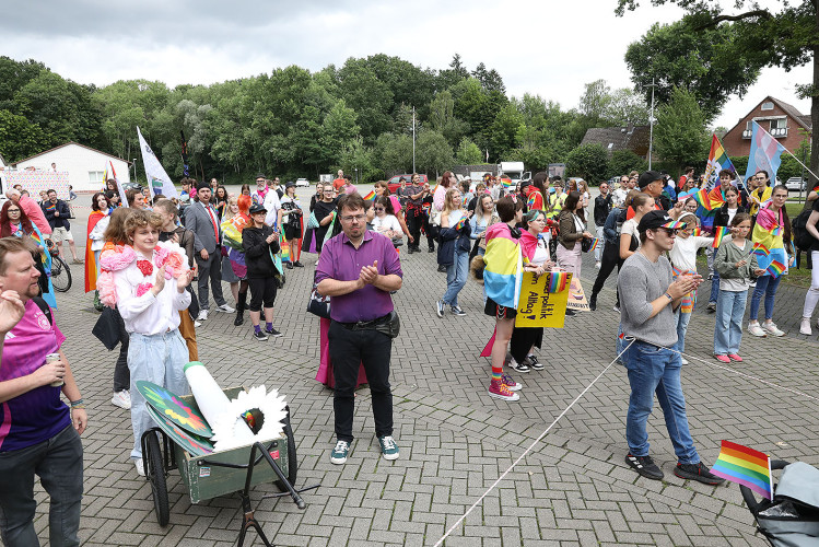 So schön bunt ist unsere Stadt: Hunderte Personen laufen beim CSD durch Gifhorn