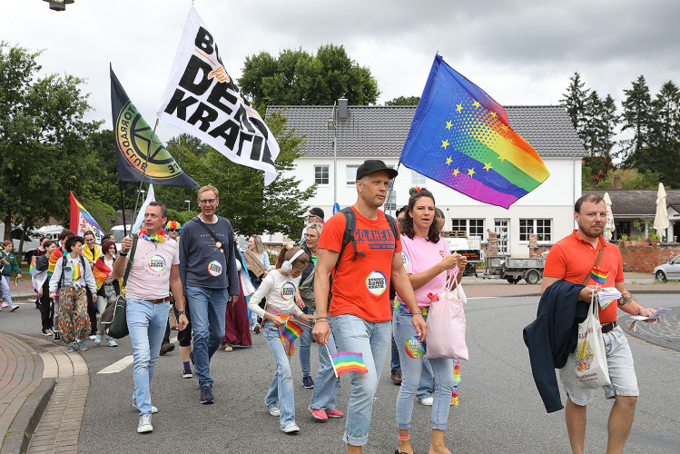 So schön bunt ist unsere Stadt: Hunderte Personen laufen beim CSD durch Gifhorn