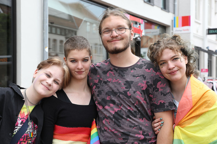 So schön bunt ist unsere Stadt: Hunderte Personen laufen beim CSD durch Gifhorn