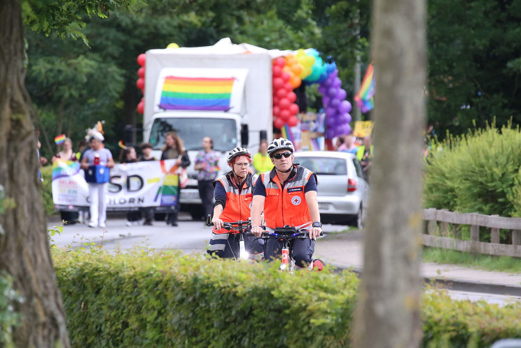 So schön bunt ist unsere Stadt: Hunderte Personen laufen beim CSD durch Gifhorn