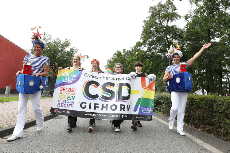 So schön bunt ist unsere Stadt: Hunderte Personen laufen beim CSD durch Gifhorn