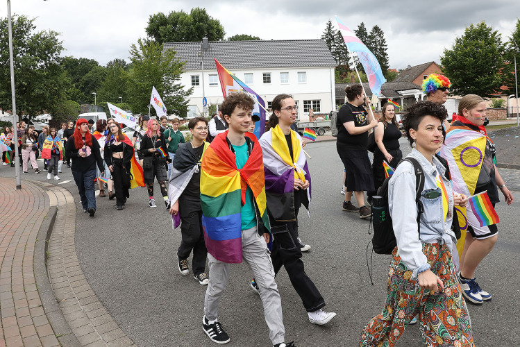 So schön bunt ist unsere Stadt: Hunderte Personen laufen beim CSD durch Gifhorn