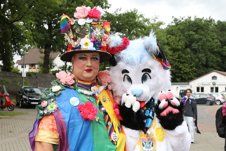 So schön bunt ist unsere Stadt: Hunderte Personen laufen beim CSD durch Gifhorn