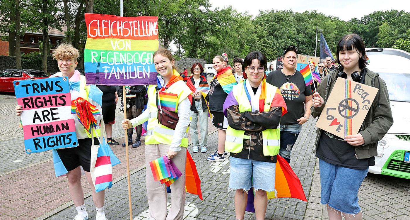 So schön bunt ist unsere Stadt: Hunderte Personen laufen beim CSD durch Gifhorn
