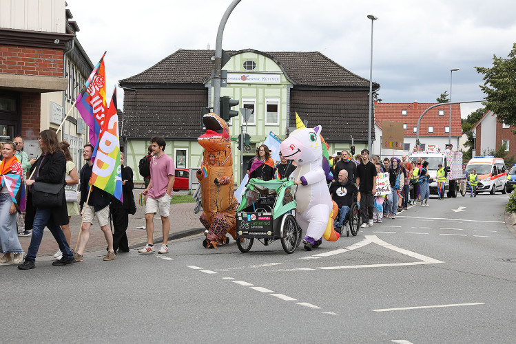 So schön bunt ist unsere Stadt: Hunderte Personen laufen beim CSD durch Gifhorn