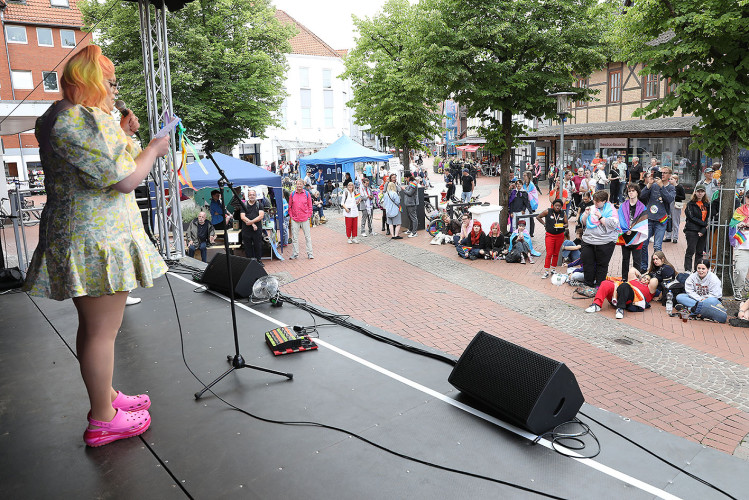 So schön bunt ist unsere Stadt: Hunderte Personen laufen beim CSD durch Gifhorn