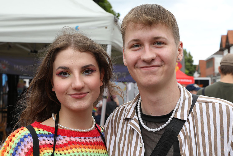 So schön bunt ist unsere Stadt: Hunderte Personen laufen beim CSD durch Gifhorn