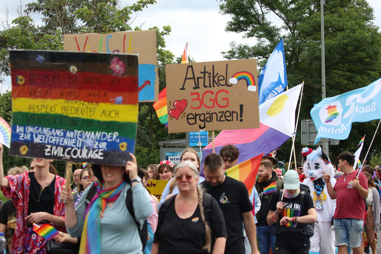 So schön bunt ist unsere Stadt: Hunderte Personen laufen beim CSD durch Gifhorn