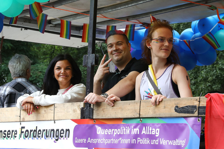 So schön bunt ist unsere Stadt: Hunderte Personen laufen beim CSD durch Gifhorn