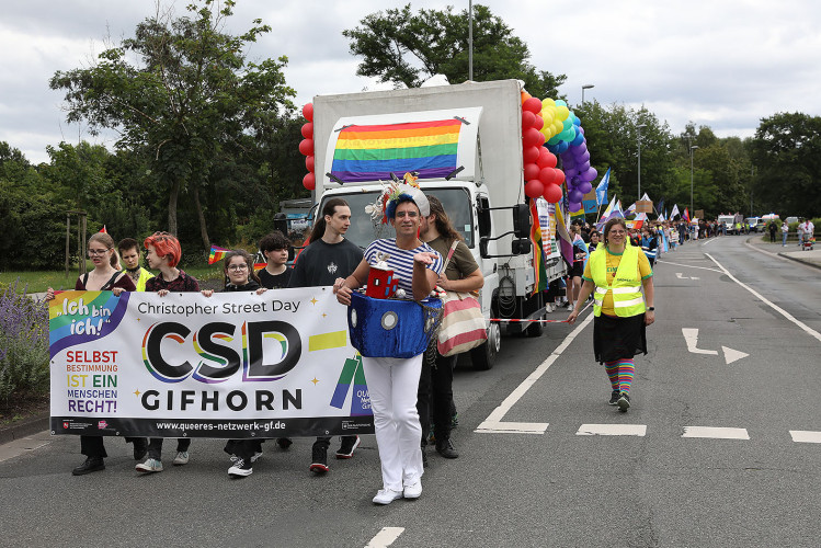 So schön bunt ist unsere Stadt: Hunderte Personen laufen beim CSD durch Gifhorn