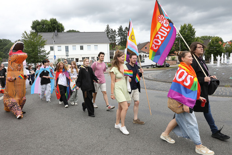 So schön bunt ist unsere Stadt: Hunderte Personen laufen beim CSD durch Gifhorn