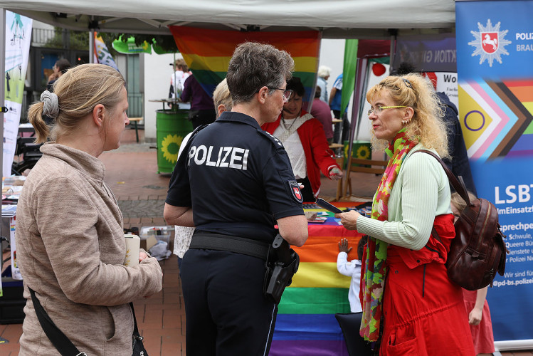 So schön bunt ist unsere Stadt: Hunderte Personen laufen beim CSD durch Gifhorn