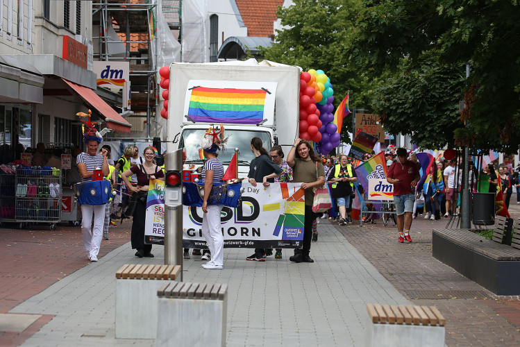 So schön bunt ist unsere Stadt: Hunderte Personen laufen beim CSD durch Gifhorn