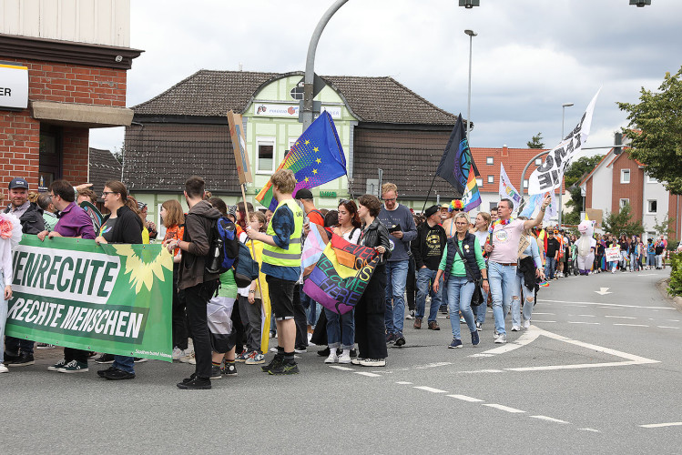 So schön bunt ist unsere Stadt: Hunderte Personen laufen beim CSD durch Gifhorn