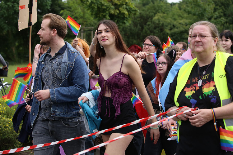 So schön bunt ist unsere Stadt: Hunderte Personen laufen beim CSD durch Gifhorn