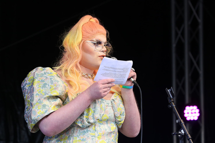 So schön bunt ist unsere Stadt: Hunderte Personen laufen beim CSD durch Gifhorn