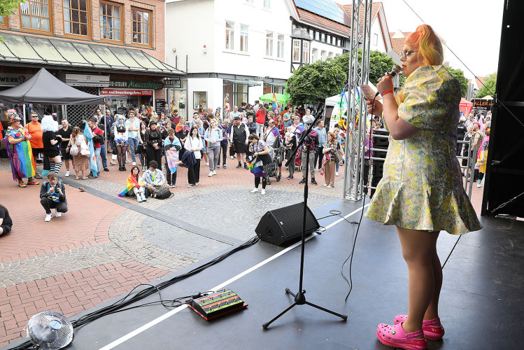 So schön bunt ist unsere Stadt: Hunderte Personen laufen beim CSD durch Gifhorn