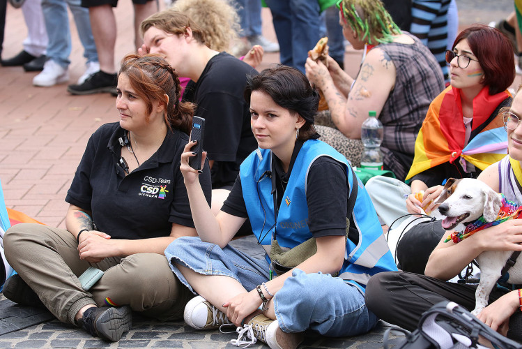 So schön bunt ist unsere Stadt: Hunderte Personen laufen beim CSD durch Gifhorn