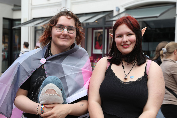 So schön bunt ist unsere Stadt: Hunderte Personen laufen beim CSD durch Gifhorn