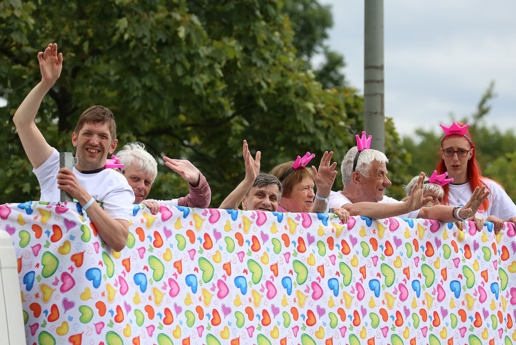 So schön bunt ist unsere Stadt: Hunderte Personen laufen beim CSD durch Gifhorn