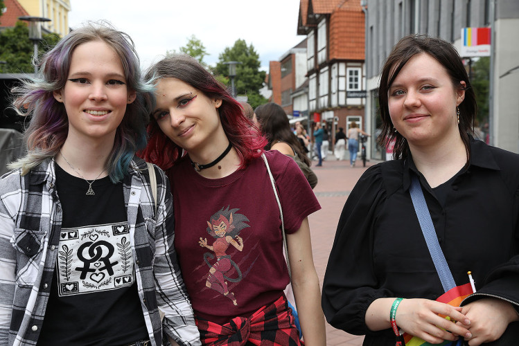 So schön bunt ist unsere Stadt: Hunderte Personen laufen beim CSD durch Gifhorn