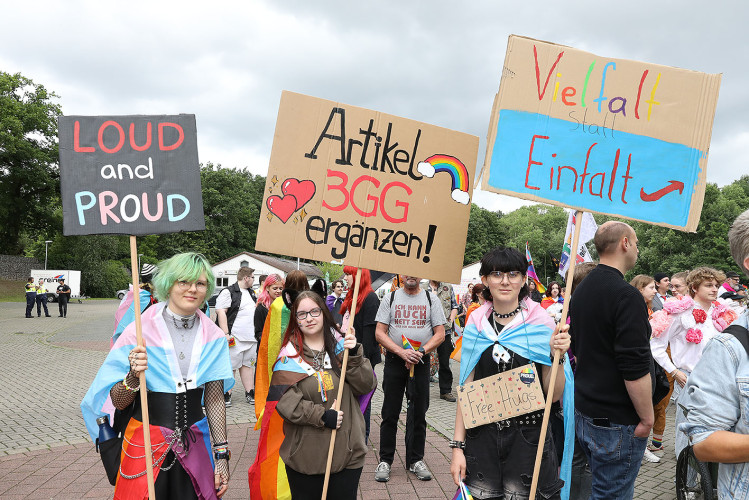 So schön bunt ist unsere Stadt: Hunderte Personen laufen beim CSD durch Gifhorn