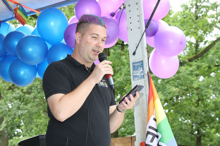 So schön bunt ist unsere Stadt: Hunderte Personen laufen beim CSD durch Gifhorn