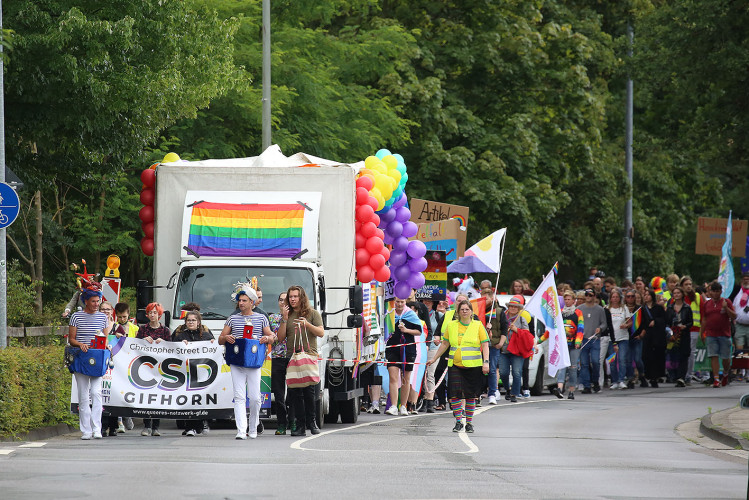 So schön bunt ist unsere Stadt: Hunderte Personen laufen beim CSD durch Gifhorn