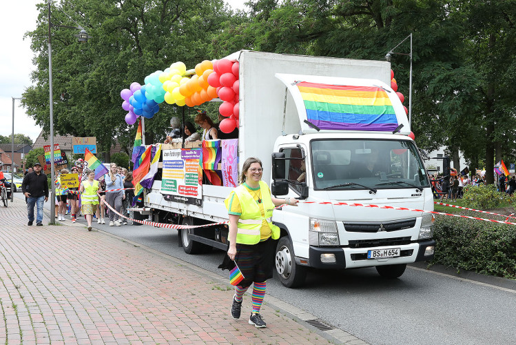 So schön bunt ist unsere Stadt: Hunderte Personen laufen beim CSD durch Gifhorn