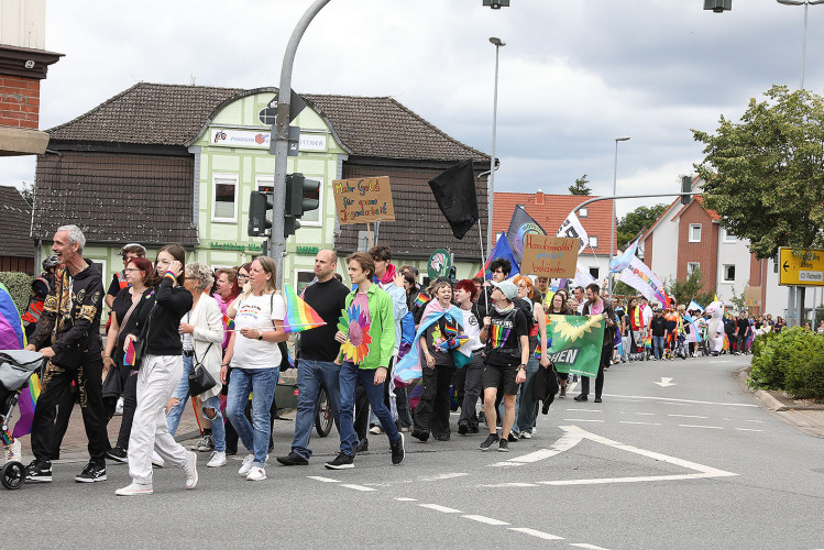 So schön bunt ist unsere Stadt: Hunderte Personen laufen beim CSD durch Gifhorn