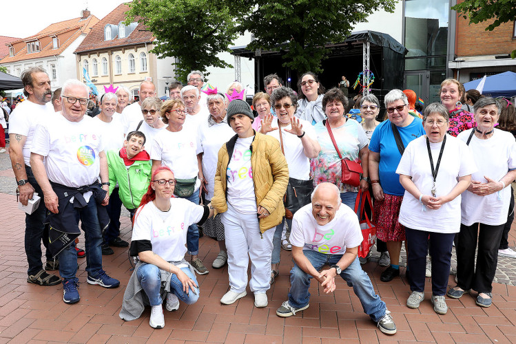 So schön bunt ist unsere Stadt: Hunderte Personen laufen beim CSD durch Gifhorn