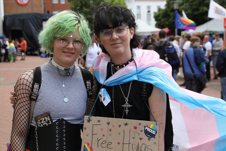 So schön bunt ist unsere Stadt: Hunderte Personen laufen beim CSD durch Gifhorn