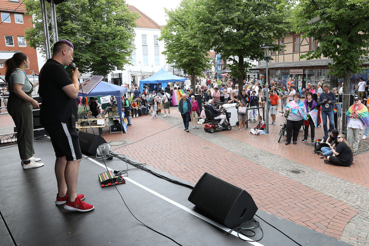 So schön bunt ist unsere Stadt: Hunderte Personen laufen beim CSD durch Gifhorn