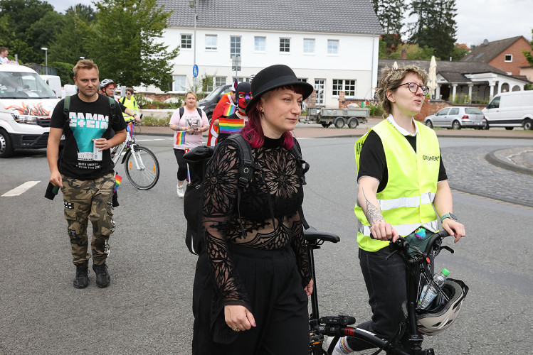 So schön bunt ist unsere Stadt: Hunderte Personen laufen beim CSD durch Gifhorn