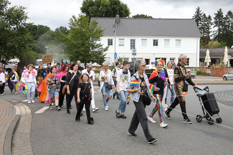 So schön bunt ist unsere Stadt: Hunderte Personen laufen beim CSD durch Gifhorn