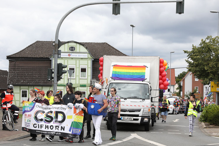 So schön bunt ist unsere Stadt: Hunderte Personen laufen beim CSD durch Gifhorn