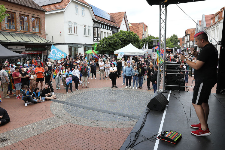 So schön bunt ist unsere Stadt: Hunderte Personen laufen beim CSD durch Gifhorn