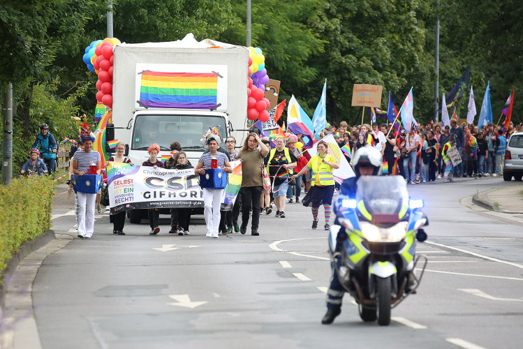 So schön bunt ist unsere Stadt: Hunderte Personen laufen beim CSD durch Gifhorn