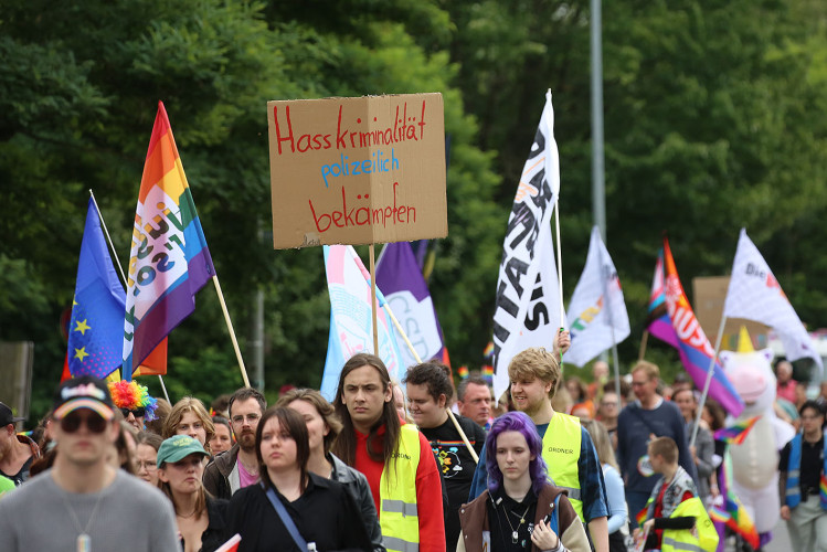 So schön bunt ist unsere Stadt: Hunderte Personen laufen beim CSD durch Gifhorn