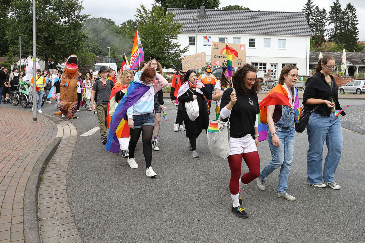 So schön bunt ist unsere Stadt: Hunderte Personen laufen beim CSD durch Gifhorn