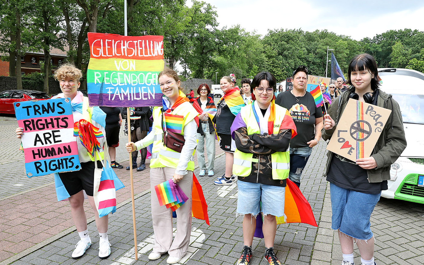 So schön bunt ist unsere Stadt: Hunderte Personen laufen beim CSD durch Gifhorn