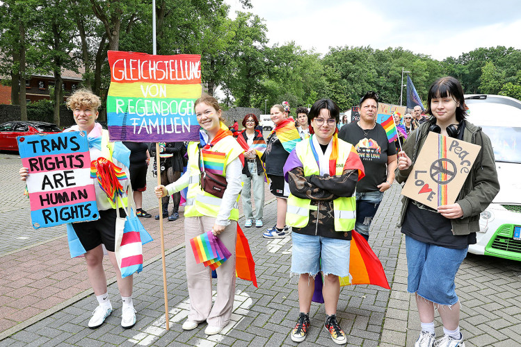 So schön bunt ist unsere Stadt: Hunderte Personen laufen beim CSD durch Gifhorn